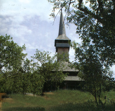 ポイエニレ・リゼイ村の木造教会フォト